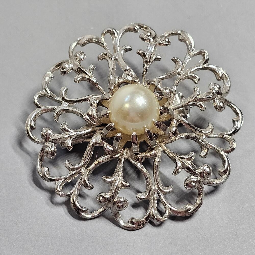 Faux Pearl Medallion Open Scrollwork Filigree Flower Silvertone Brooch Pin Vtg